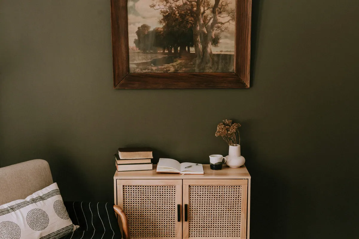 Apartamento Terracota — Composição com quadro e aparador