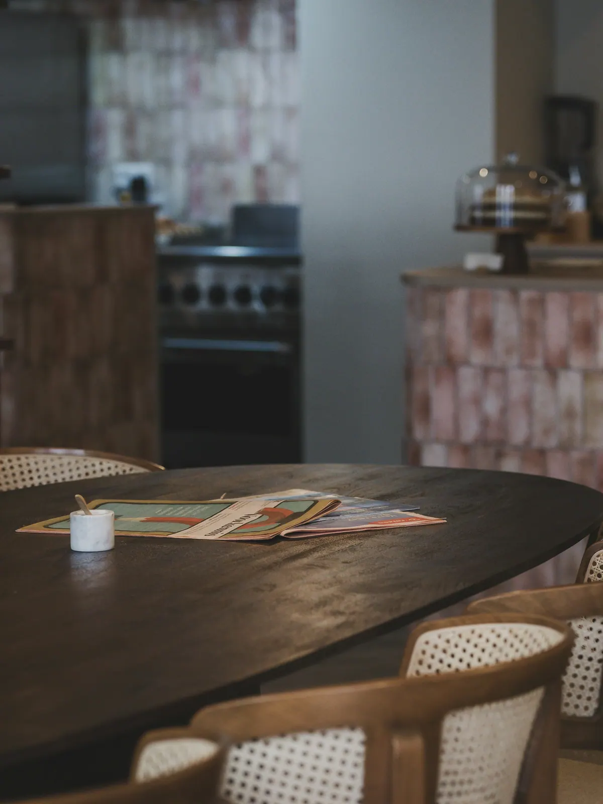 Café Grão & Prosa — Mesa de leitura