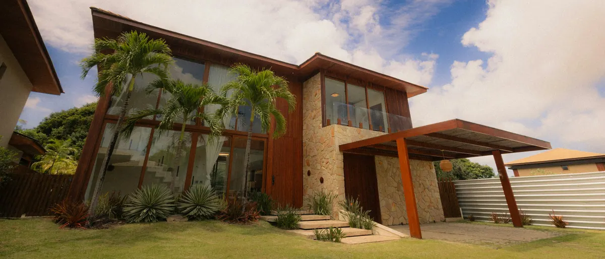 Casa Jatobá — Fachada em madeira e pedra