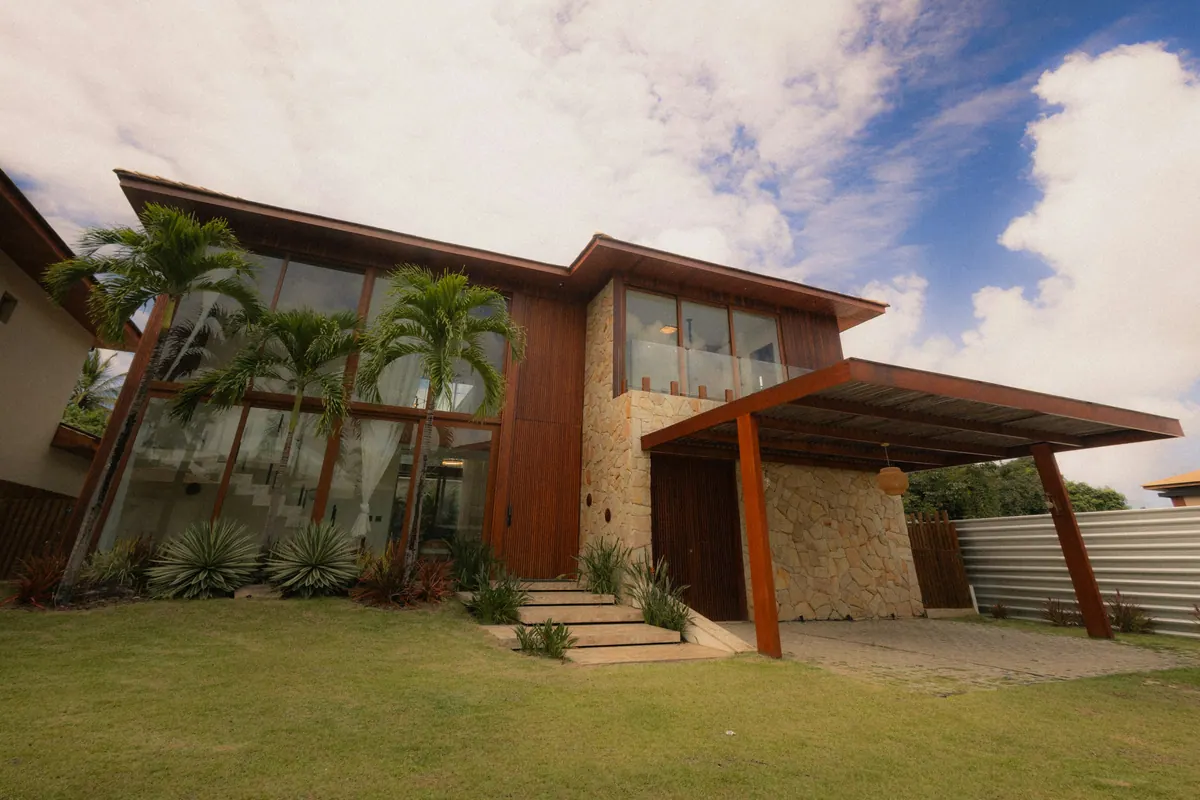 Casa Jatobá — Volumes em madeira e grandes aberturas