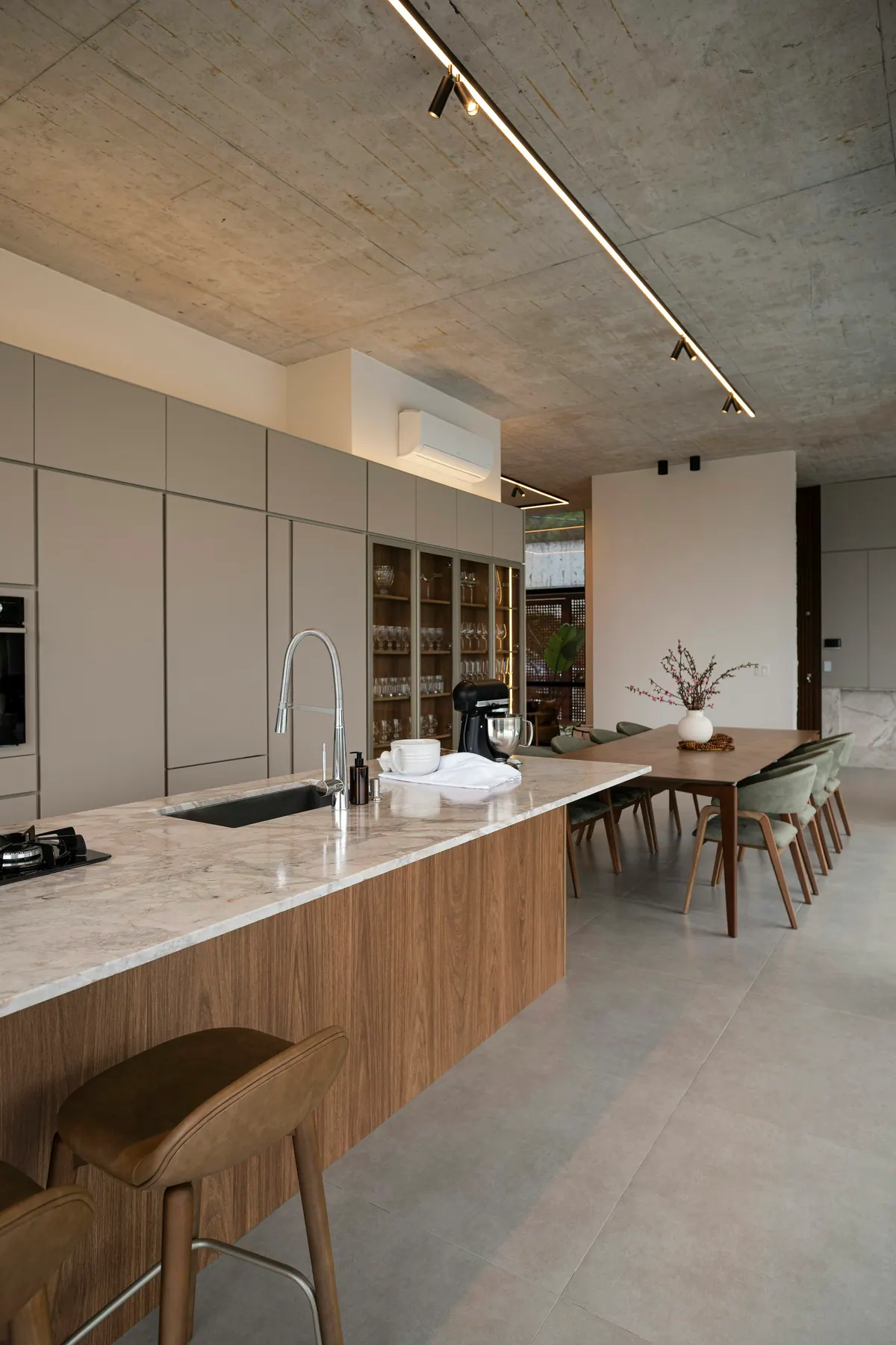Cozinha Aberta — Ilha e teto de concreto